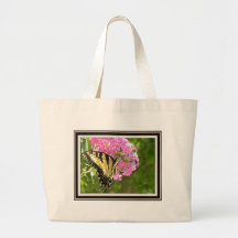 Mariposa en la bolsa de asas de la flor