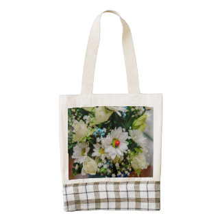 Mariquita en una flor blanca bolsa tote zazzle HEART