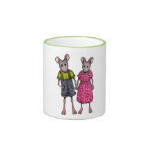 Más viejos pares, ratones, llevando a cabo las man tazas de café