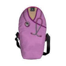 Médico rosado friega bolsa de mensajeria 