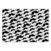Modelo divertido de moda blanco y negro del bigote felicitaciones