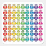 Modelo lindo del búho del arco iris calcomania cuadrada personalizada