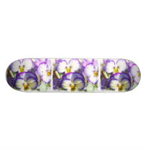 Monopatín blanco y púrpura de las violas