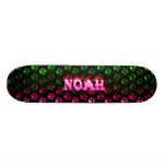 Monopatín rosado del fuego de Noah