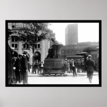 Moving the Horace Greeley Statue 1915 Print