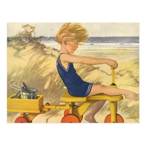 Muchacho del vintage que juega en la playa con los tarjetas postales