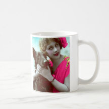 Mujer del Victorian con la taza de café del perro