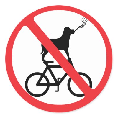 Ingresso vietato ai cani fumatori in bicicletta.