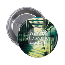 wander, lost, motivational, travel, cool, wanderlust, typography, inspirational, photography, round button, street, adventure, urban, vacation, streetphotography, urbanphotography, traveling, street photography, urban photography, buttons, Botão/pin com design gráfico personalizado