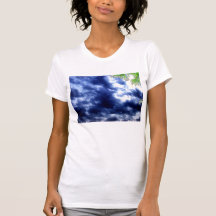 Nubes de tormenta azul marino luminosas y rama que camisetas