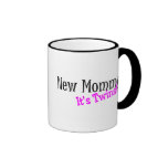 Nueva mamá sus gemelos tazas de café
