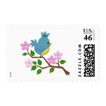 Pájaro en un miembro de árbol con las flores de la sellos
