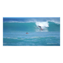 Paleta de pie que practica surf tarjeta fotográfica