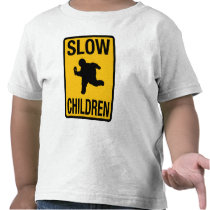 Parodia gorda de la placa de calle del niño de los playeras