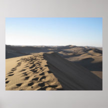 Pasos en una duna poster