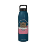 Perro lindo en cesta botellas de agua reutilizables