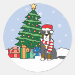 Perro y árbol de navidad de la montaña de Bernese Etiqueta Redonda