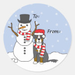Perro y muñeco de nieve de la montaña de Bernese Etiqueta Redonda