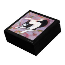 Picasso acaricia la caja de regalo