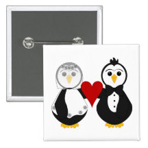 Pingüinos casados que llevan a cabo un corazón