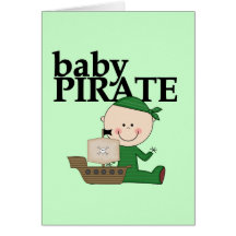 Pirata del bebé con las camisetas y los regalos de felicitacion 