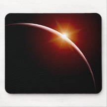 Planeta con el sol naciente tapetes de ratón