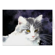 Plata soñolienta y tarjeta blanca del gatito