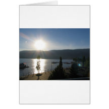 Puesta del sol hermosa en el lago felicitacion 