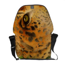 Punta de la bolsa de mensajero en una selva bolsa messenger