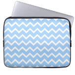 Rayas azul claro y blancas del zigzag funda ordendadores