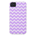 Rayas púrpuras y blancas del zigzag iPhone 4 Case-Mate funda