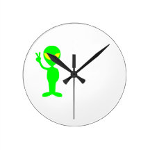 reloj extranjero verde que da el signo de la paz