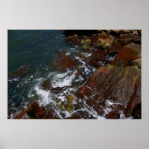 Resaca en las rocas posters