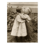 Romance del amor del vintage, niños que se besan,  postal