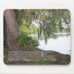 Salmos 1:1-3 con Rio y Arbol Horizontal mousepads