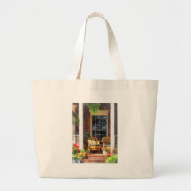 Silla de mimbre con la almohada rayada bolsas lienzo