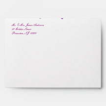 Sobres púrpuras de las invitaciones del boda de la