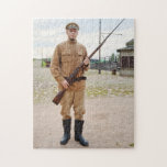 Soldado con el arma en imagen retra del estilo rompecabeza