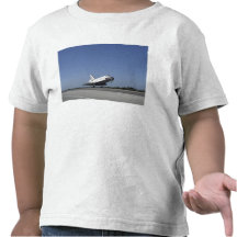 Space shuttle Atlantis approaching Runway 33 Shirts