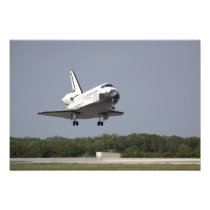 Space Shuttle Discovery approaches landing 2