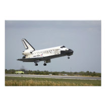 Space Shuttle Discovery approaches landing 3