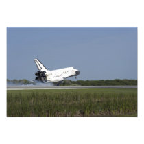 Space shuttle Discovery lands on Runway 33 4