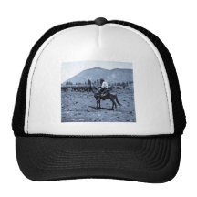 Su caballo y su ganado son sus solamente compañero gorros  
