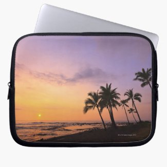 Sunset on Kahaluu Bay in Kona, Hawaii Laptop Sleeve