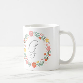 Taza floral del monograma de la guirnalda