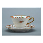Taza y platillo con las flores coloridas en él comunicados personales 