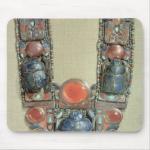 The king's pendant in the form of a boat showing mouse pads