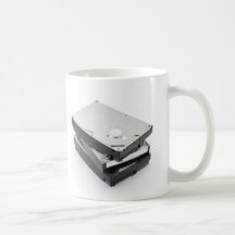Tres discos duros apilados taza de café