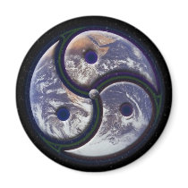 Triskele Earth Magnet