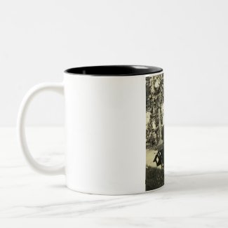 Two lovers kissing on a bench mug
